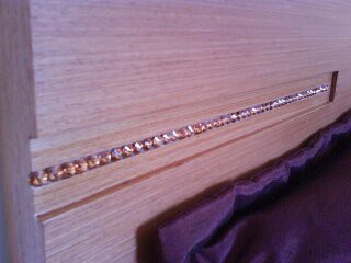 cabeceira de cama com pedras preciosas  